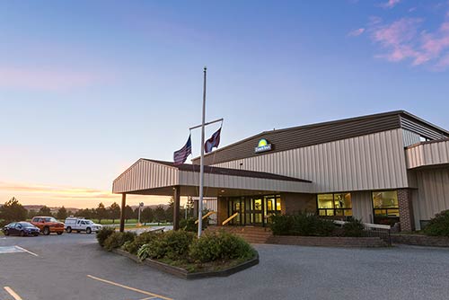 The front exterior of the Days Inn Stephenville hotel at sunset